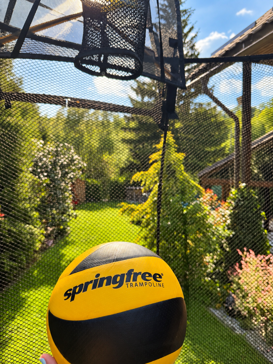 Basketbalová lopta a kôš na trampolíne Springfree v záhrade Chaty u Poľovníka
