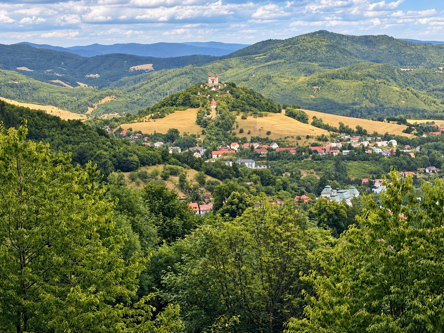 Kalvária v Banskej Štiavnici obklopená krajinou Štiavnických vrchov