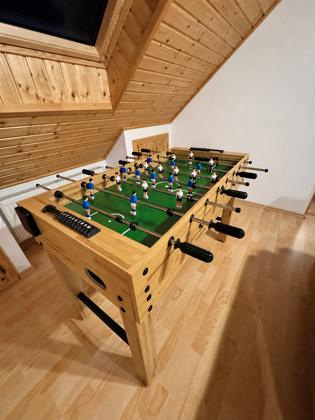 Stolný futbal v podkroví Chaty u Poľovníka